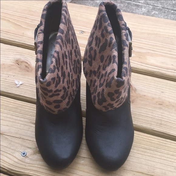 New Directions Charm Leopard print ankle Booties - Picture 3 of 8